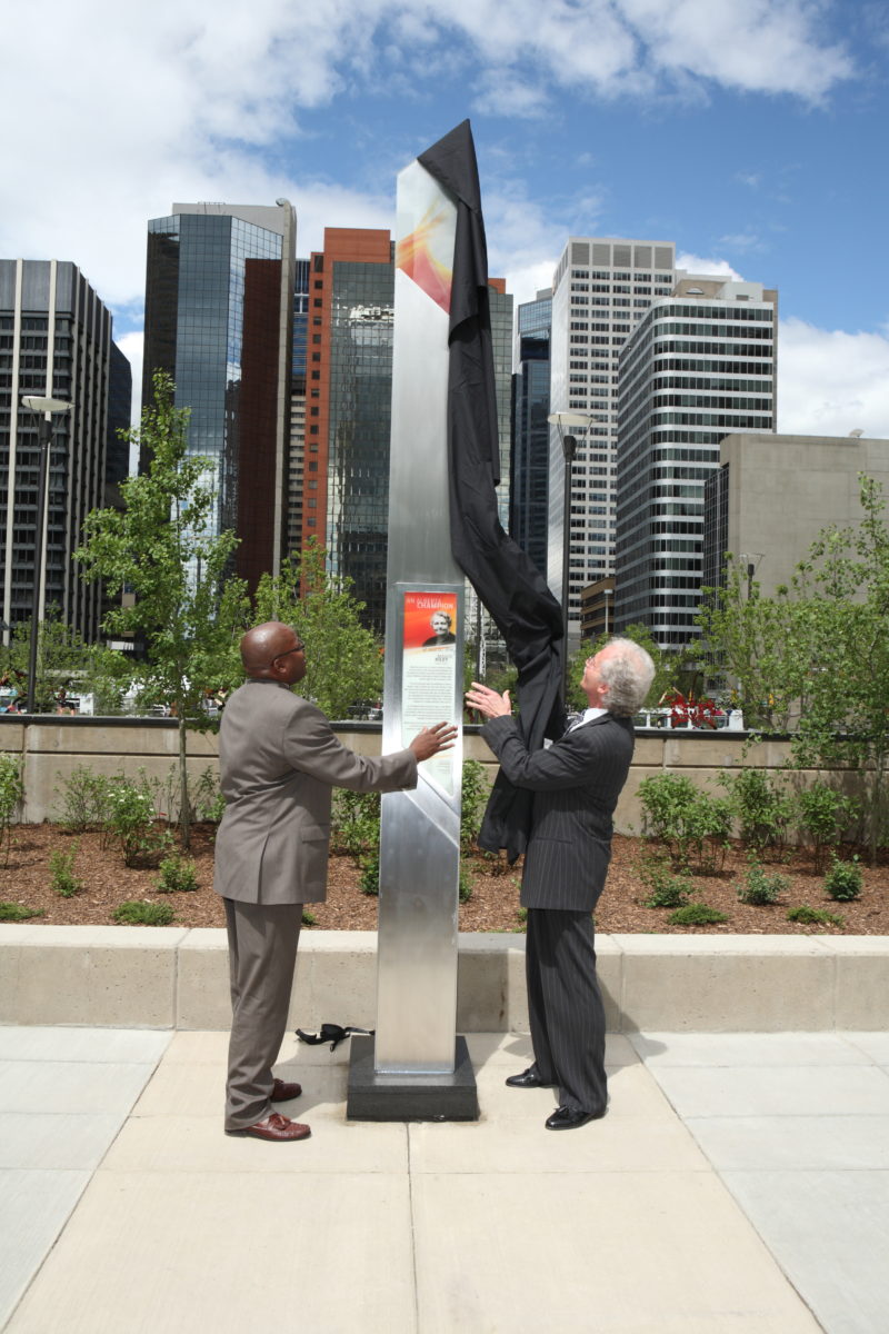 President Gordon Hoffman and Honourable Lindsay Blackett unveiling a monument